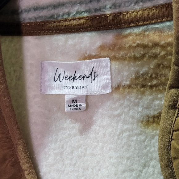 Weekends Everyday Women's Sage Brown Aztec Pattern Button Down Shacket Size Med - Picture 3 of 10